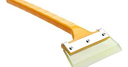 Скребок силиконовый желтый на короткой ручке (170мм длина, 115мм ширина )